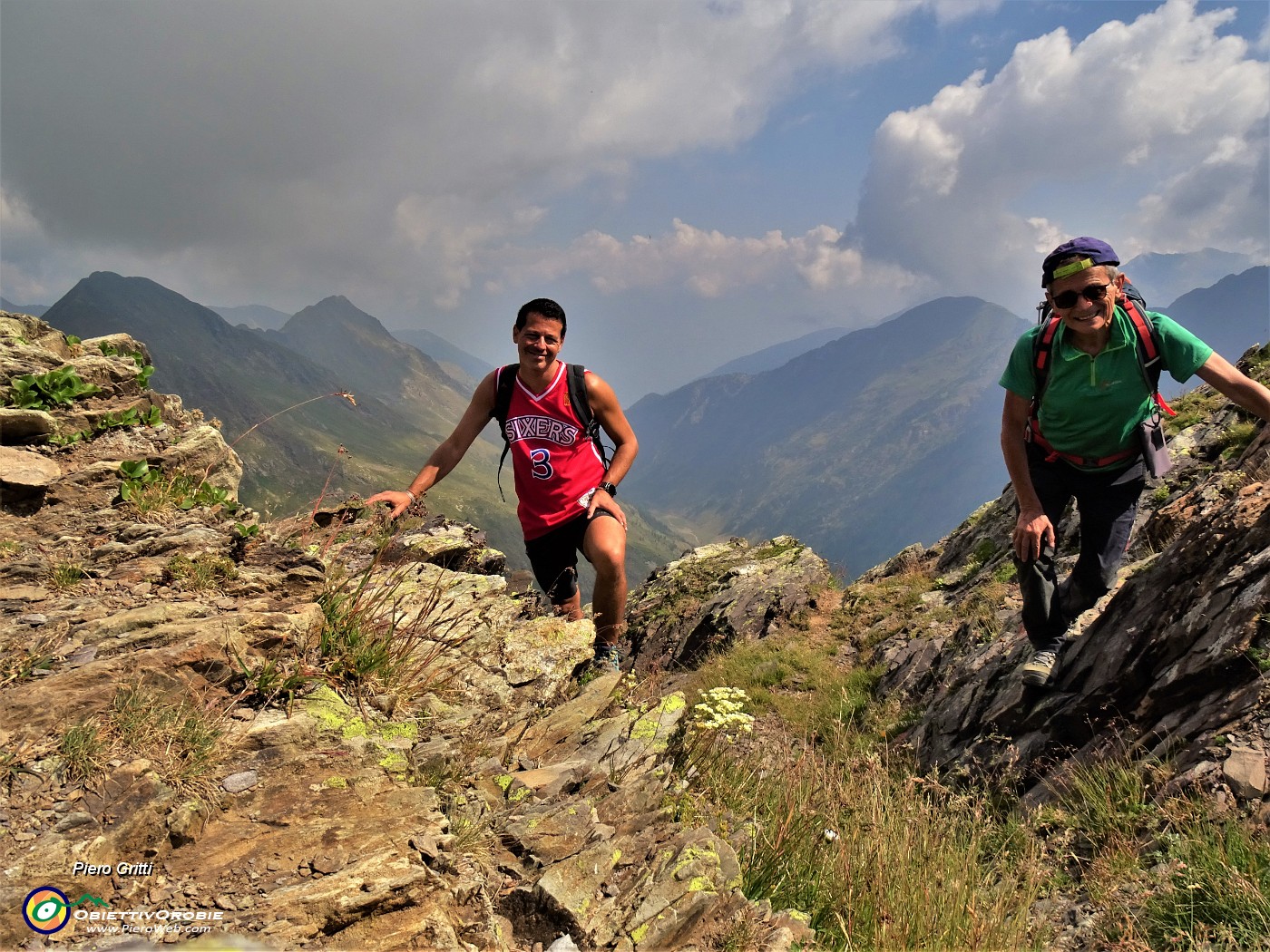 01 Al Passo di Cigola (2486 m) , raggiunto dal sent. 253 dal Rif. Longo,  vista sulla Val d'Ambria valtellinese.JPG